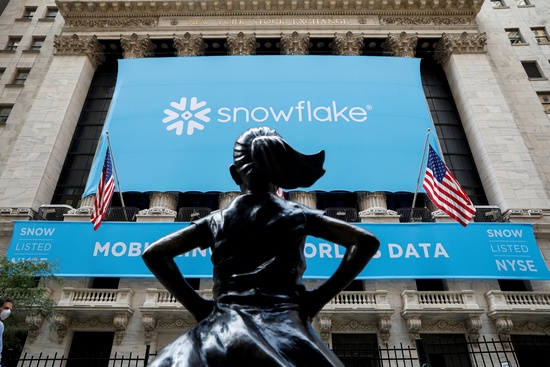 지난 2020년 9월 미국 뉴욕증권거래소(NYSE)에 걸린 스노플레이크의 IPO를 축하하는 배너. 사진=로이터