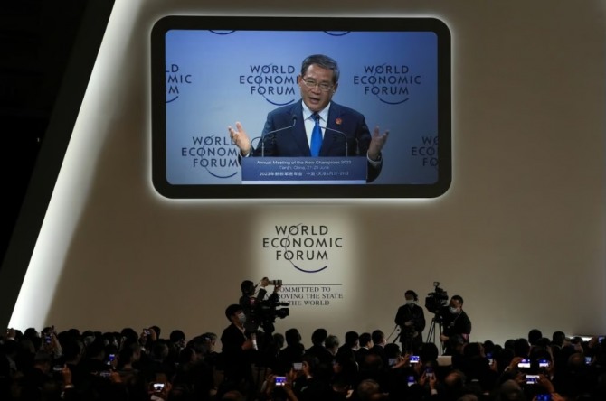 리창 중국 총리가 톈진에서 열린 세계경제포럼(WEF)의 2023년 뉴 챔피언 연례 회의에서 개막 연설을 하고 있다. 사진=AP/뉴시스