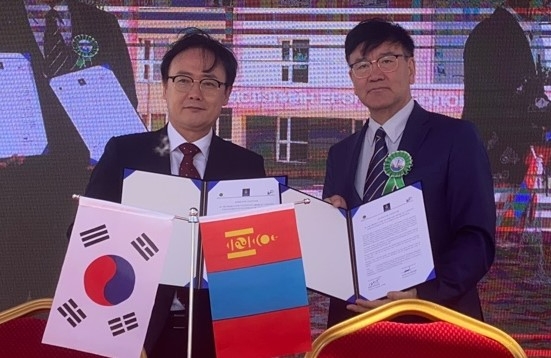몽골 생명과학대학 총장과 한국농어촌공사 해외사업처장이 28일 몽골 올란바토르 수의진료 역량 강화사업 준공식에서 인수인계서 서명 및 교환식을 하고 있다. 