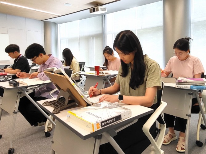 한화생명은 계리사시험 준비 직원들에게 유급 공부시간을 주는 '잡오프' 과정을 운영 중이다. 사진=한화생명 제공.