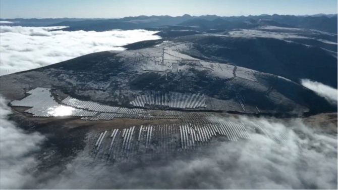 중국 쓰촨성 남서부 가르제 티베트 자치구 야장현 야롱강 유역에 있는 켈라 태양광 발전소의 조감도.