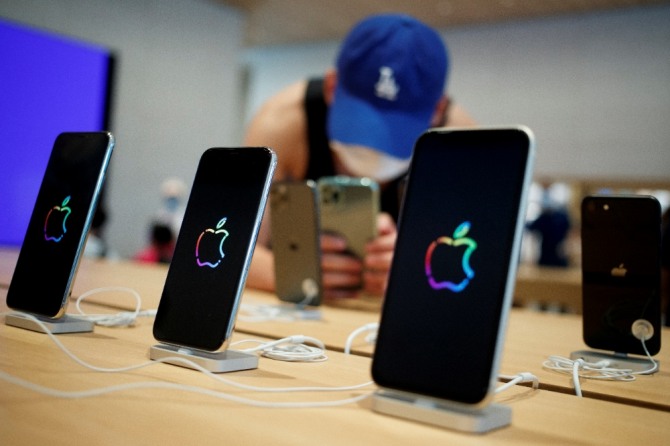 애플이 아이폰14와 15의 판매 호조에 힘입어 시가총액 3조 달러 재돌파를 앞두고 있다. 사진=로이터