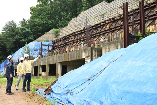안산시는 이 시장이 지난 29일 오후 상록구 일동에 소재한 GK상록수고등학교 공사중단 현장을 찾아 긴급 점검을 벌였다고 밝혔다. 사진=안산시