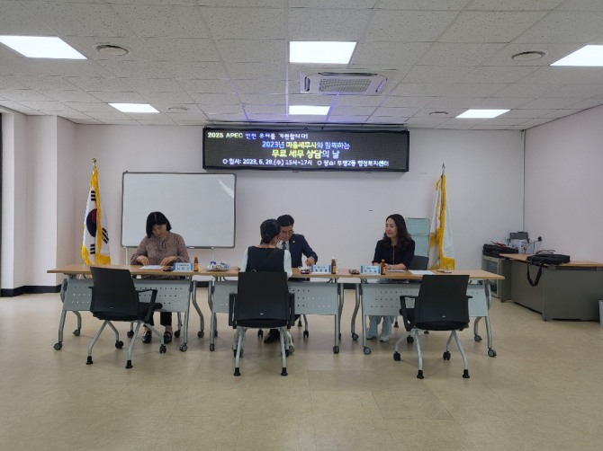 지난 28일 부평2동 행정복지센터에서 ‘마을세무사와 함께하는 무료 세무 상담의 날’을 맞아 주민들과 세무상담을 하고 있다.  (사진=부평구)