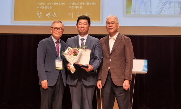 29일 제주국제컨벤션센터에서 제27회 오뚜기 함태호 학술상 시상식이 개최됐다. (왼쪽부터) 이광원 한국식품과학회 회장, 신한승 동국대학교 교수, 박기문 오뚜기함태호재단 이사. 사진=오뚜기.