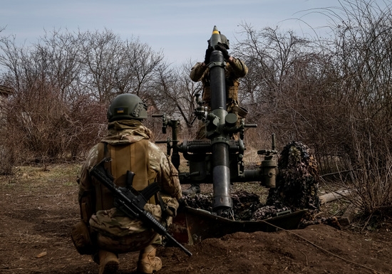 러시아자유군단(Freedom of Russia Legion) 장병들이 러시아군 진지에 박격포를 발사할 준비를 하고 있다. 사진=로이터