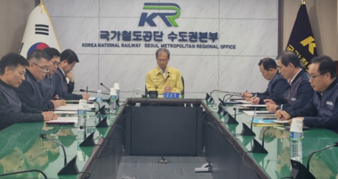 국가철도공단은 지난 29일 철도공단 수도권본부 재난대책상황실에서 여름철 호우 대비 긴급 상황판단회의를 개쵀했다.  사진=국가철도공단