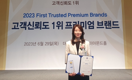 박은경 대웅제약 마케팅본부장이 임팩타민 프리미엄 브랜드 대상을 수상하고 기념 촬영을 하고 있다. 사진=대웅제약