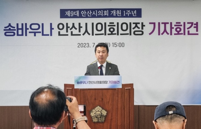 송바우나 의장이 3일 의회 대회의실에서 제9대 의회 개원 1주년을 맞아 기자회견을 하고 있다. 사진=이관희 기자