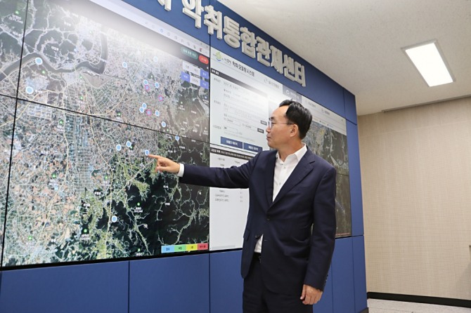 악취통합관제시스템을 설명하는 윤병태 나주시장 / 전남 나주시=제공