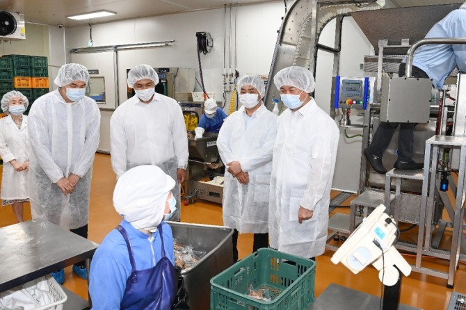 조용익 부천시장이 부천시 청년기업 ㈜찬들푸드를 방문해 사업장을 둘러보며, 직원들과 대화를 나누고 있다  (사진=부천시)