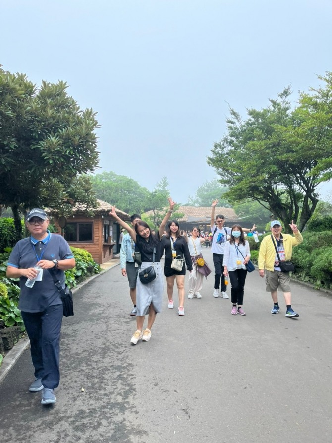 지난 4일 대만 관광객들이 제주민속촌 투어를 즐기고 있다.  /사진=롯데관광개발