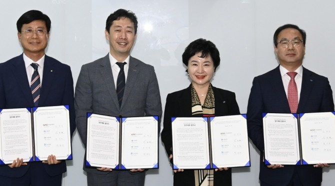 지난 4일 서울 강서구 본사에서 열린 바이오인증 공항연계 업무협약식. (왼쪽부터)박종석 금융결제원 원장, 윤형중 한국공항공사 사장, 강신숙 수협은행 은행장, 문진호 수협상호금융 금융부대표가 기념촬영하는 모습. 사진=한국공항공사