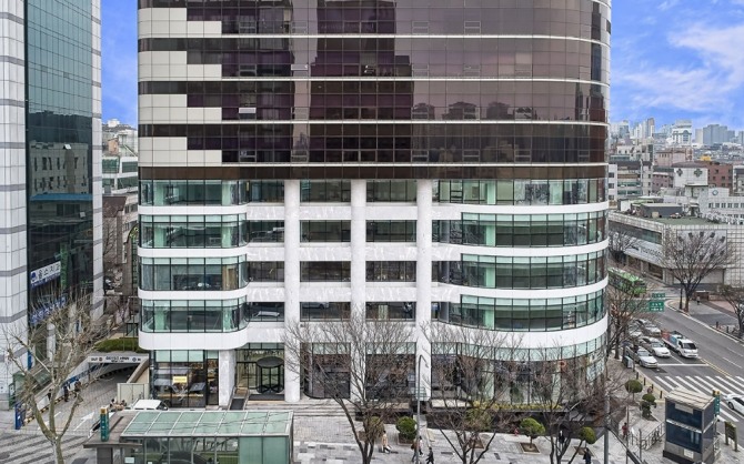 알스퀘어의 자회사 알스퀘어디자인이 건축 사업에 나선다. 알스퀘어디자인이 보유한 기존 인테리어∙리모델링 경험에 건축 사업을 더해 업무∙상업용 건물의 모든 솔루션을 제공할 수 있게 됐다. 사진은 알스퀘어디자인이 시공한 강남구 이투데이 빌딩(옛 논현빌딩). 사진=알스퀘어