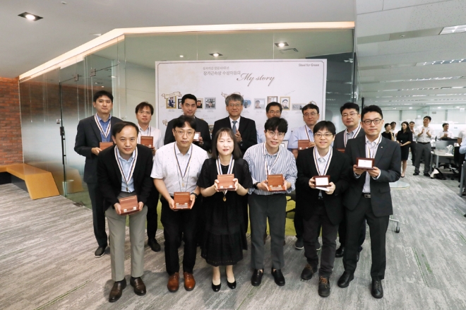 6일 서울 수하동 페럼타워에서 열린 동국제강 창립 69주년 행사에서 최삼영 동국제강 부사장(뒷줄 가운데)이 장기근속 수상자들과 기념촬영을 하고 있다. 사진=동국제강그룹