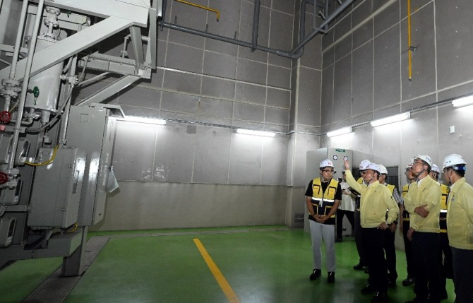 6일 신양재 변전소을 방문해 장마철 전력설비 운영현황을 긴급 점검하고 있는 이정복(가운데) 한국전력 사장 직무대행