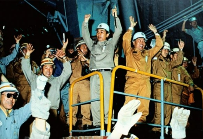 1973년 6월 9일 오전 7시 30분, 포스코 포항제철소 제1고로에서 첫 출선에 성공한 뒤 박태준 명예회장(가운데)을 비롯한 포스코 직원들이 만세를 외치며 환호하고 있다. 사진=포스코
