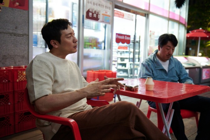 영상광고 속 손석구, 현봉식이 U+tv next를 소재로 대화를 나누는 모습. 사진=LG유플러스