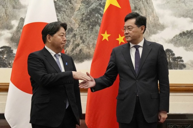 하야시 요시마사 일본 외무상(왼쪽)이 2023년 4월 2일 중국 베이징 댜오위타이 국빈관에서 진강 중국 외교부장을 만나고 있다. 사진=로이터