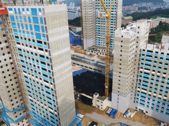 6일 오전 인천 계양구 검단신도시 한 아파트 건설 현장에 긴장감이 흐르고 있다. 지난 4월 29일 이 아파트 지하 주차장에서는 지하 주차장 1~2층 상부 구조물이 무너지는 사고가 발생했다. 이에 GS건설 측은 전날 공식 사과하고, 단지 내 아파트를 모두 철거한 뒤 전면 재시공하는 수습안을 내놨다. 사진=뉴시스