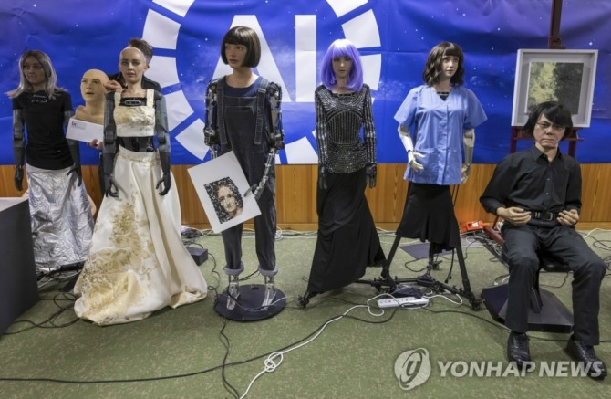  '세계 최초 인간과 로봇의 기자회견'에 간호사, 가수, 화가 등 다양한 직업의 휴머노이드 로봇 9대가 참석했다. 사진=로이터