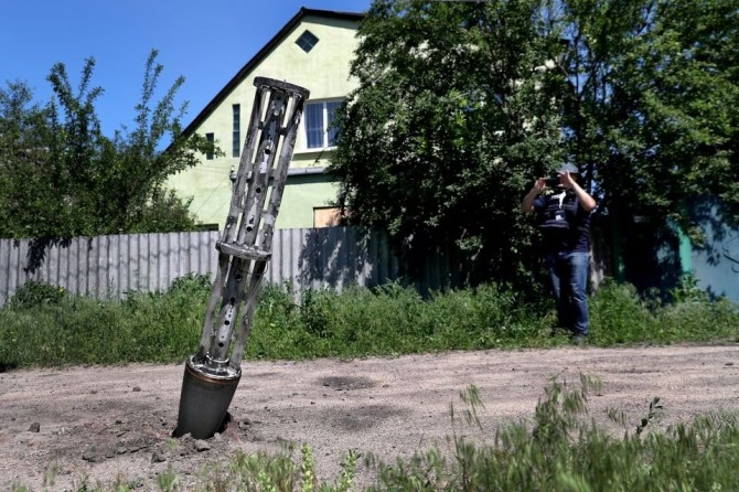  우크라이나 하르키우 외곽에서 러시아가 우크라이나를 공격하는 가운데  빈 집속탄 컨테이너가 땅에 박혀 있다. 사진=로이터