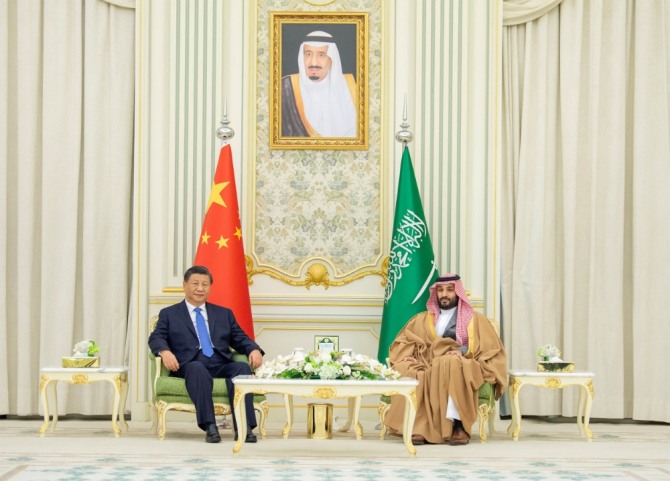 중국 시진핑 주석(왼쪽)과 사우디아라비아 빈 살만 왕세자가 회담을 하고 있다. 사진=로이터