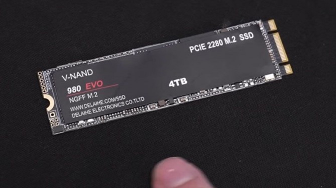 가짜 삼성 SSD 제품 외형 (사진=Der8auer 유튜브)