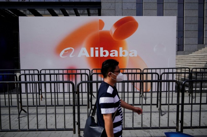 중국 한 행사장에 앞에 설치된 알리바바 그룹 회사 로고가 그려진 광고보드. 사진=로이터