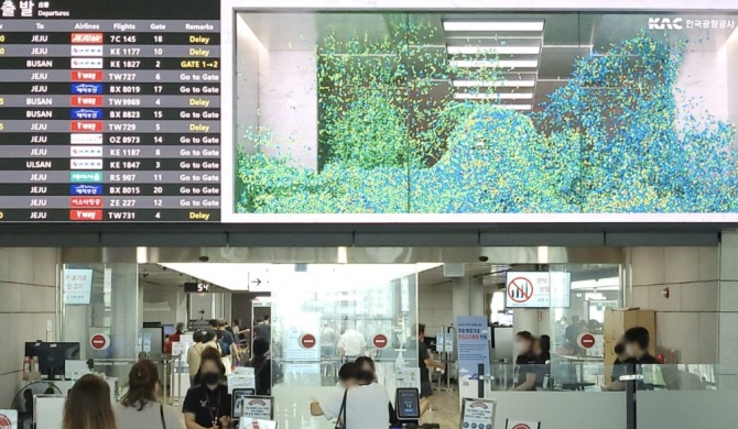 김포공항 국내선 3층 일반대합실 내 ‘Fly Away’ 미디어아트 표출장면. 사진=한국공항공사