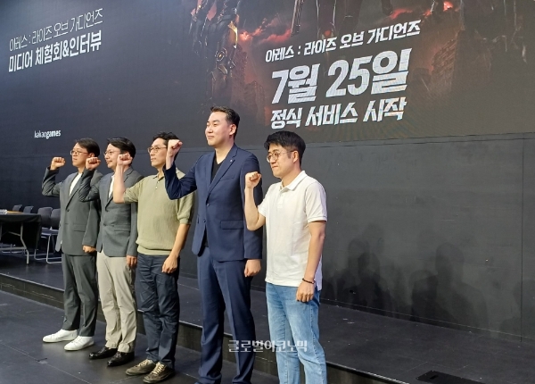 카카오게임즈와 세컨드다이브 관계자들이 10일 '아레스: 라이즈 오브 가디언즈' 간담회에서 출시일을 공개하고 포토 타임을 갖고 있다. 왼쪽부터 카카오게임즈의 김태형 사업실장·이시우 최고비즈니스책임자(CBO), 세컨드다이브의 김기범 테크니컬디렉터·김태우 시스템 기획실장·권태균 콘텐츠 기획실장. 사진=이원용 기자