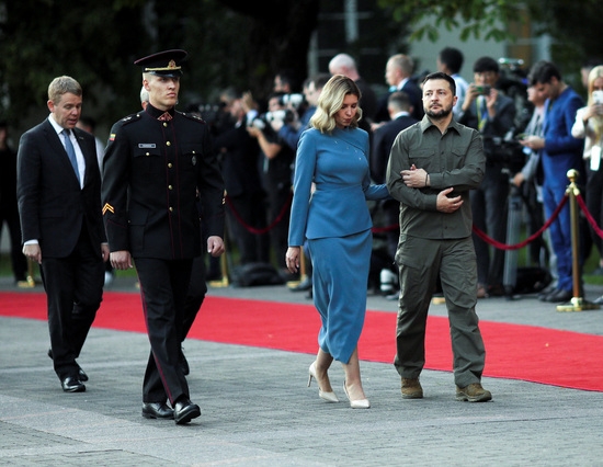볼로디미르 젤렌스키 우크라이나 대통령과 부인 올레나 젤렌스카가 11일 리투아니아 빌뉴스에서 열린 북대서양조약기구(NATO 나토) 정상회담에서 리투아니아 대통령이 주최한 만찬에 참석하고 있다. 사진=로이터