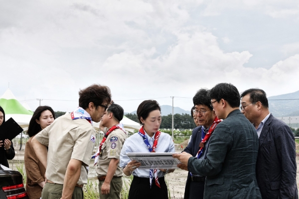 12일 전북 부안군 새만금 잼버리 야영장 부지에서 구지은 아워홈 부회장(가운데)과 최창행 새만금 잼버리 조직위원회 사무총장(오른쪽부터 세번째) 등 주요 관계자들이 식음서비스 준비 상황에 대해 논의하고 있다. 사진=아워홈.