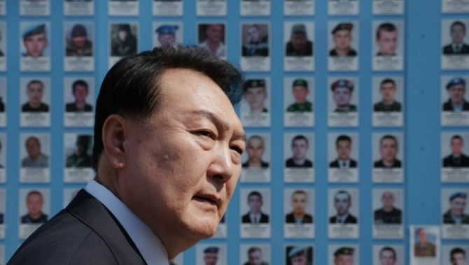 우크라이나 전사자 추모의 벽을 방문한 윤석열대통령. 사진=연합뉴스