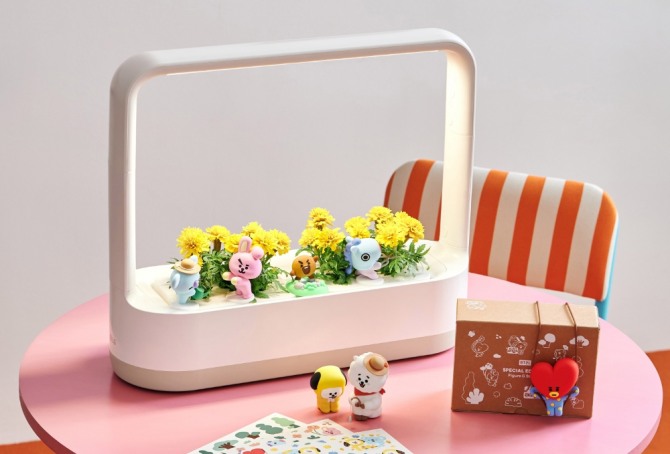 LG전자가 IPX와 출시한 BT21 피규어 7종과 스티커가 들어간 틔운 미니 BT21 스페셜 에디션. 사진=LG전자