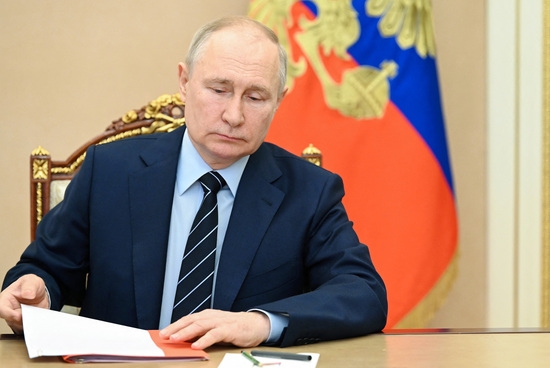 지난 14일(현지 시각) 블라디미르 푸틴 러시아 대통령이 모스크바에서 안전보장이사회 회원국들과 회의를 주재하고 있다. 사진=로이터