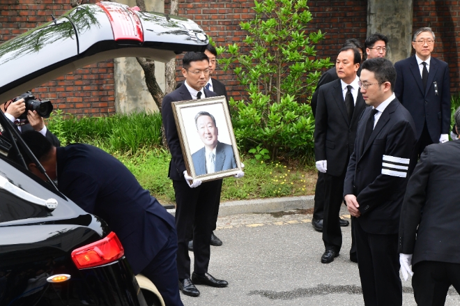 구광모 LG전자 회장(당시 상무)가 지난 2018년 5월 22일 서울 종로구 연건동에서 열린 고(故) 구본무 LG 회장의 발인식에서 운구 차량을 보며 마지막 인사를 하고 있다. 사진=뉴시스