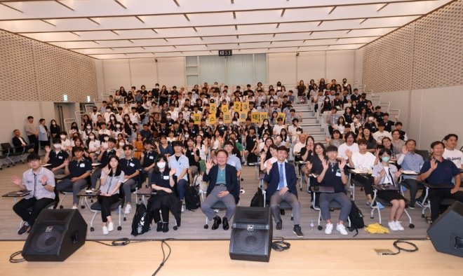 포스코청암재단 주최로 지난 14일 포항 포스텍 체인지업그라운드에서 열린 포항지역 ‘2023 포스코등대장학 증서수여식’에 참가한 장학생과 재단 관계자들이 기념촬영을 하고 있다. 사진=포스코청암재단