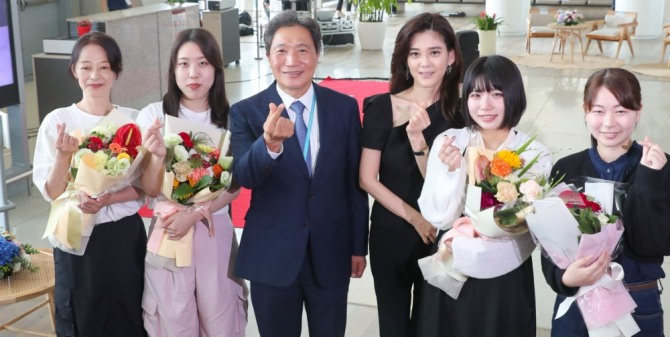 18일 인천국제공항 제1여객터미널에서 열린 무료항공권 증정행사에서 (왼쪽에서 세 번째) 인천국제공항공사 사장과 (네번째) 한국방문의해위원회 위원장이 외국인 여객들과 기념 촬영을 하고 있다. 사진=인천국제공항공사