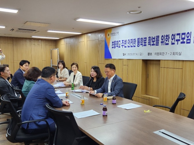 이은림 서울시의원(우측 두번째)와 간담회에 참석한 시의원들