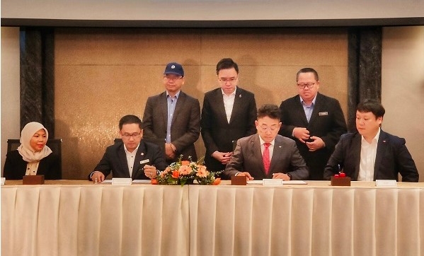 SK넥실리스 관계자와 말레이시아 사바주 전력공사가 전력공급 계약을 체결하고 있다.