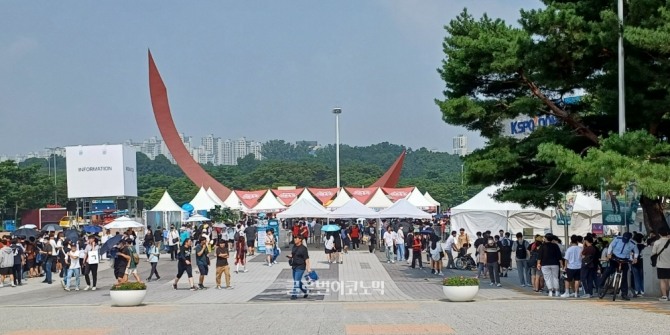 '원신 여름 축제' 야외 부스가 열린 올림픽공원 한얼광장 전경. 사진=이원용 기자