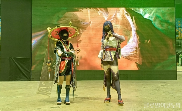 원신 여름 축제에서 만난 코스튬 플레이어들. 스카라무슈(왼쪽)과 라이덴 쇼군의 의상을 입고 있다. 사진=이원용 기자