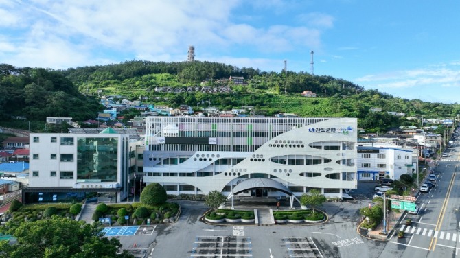 완도군은 여성 1인 가구 등 범죄 취약계층의 안전한 주거환경 조성을 위해 ‘여성 1인 가구 안심 센서 지원사업’을 추진한다. / 전남 완도군=제공