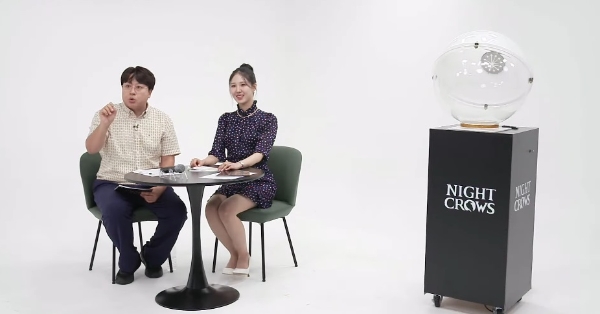 '월드 던전' 추첨식을 진행하는 허준(왼쪽) 진행자와 윤영 위메이드 CM(커뮤니티 매니저). 사진=위메이드 공식 유튜브