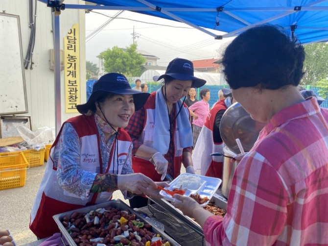 희망브리지 봉사단이 21일 충북 괴산 원이담마을에서 호우 피해를 본 주민을 위해 식사를 배식하고 있다.  /사진=희망브리지