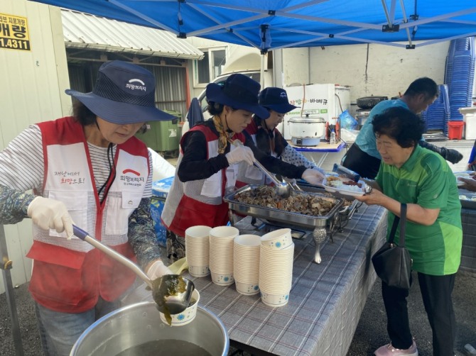 희망브리지 봉사단이 21일 충북 괴산 원이담마을에서 호우 피해를 본 주민을 위해 식사를 배식하고 있다   /사진=희망브리지