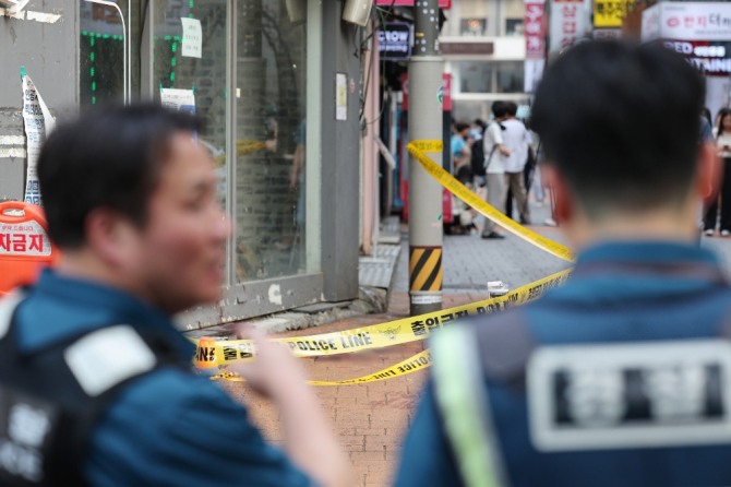 21일 오후 흉기난동 사건이 발생한 서울 관악구 신림역 4번 출구 인근에 폴리스라인이 설치돼 있다. 이날 이곳에서 괴한이 흉기를 휘둘러 1명이 숨지고 3명이 다쳐 병원으로 이송됐다. 연합