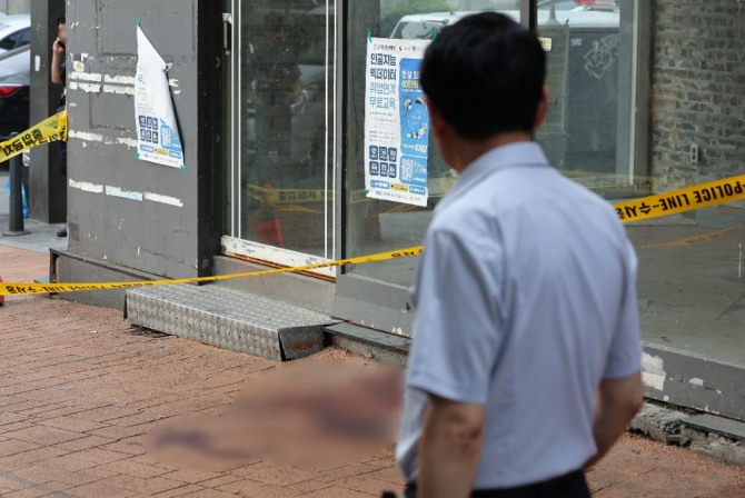 21일 오후 흉기난동 사건이 발생한 서울 관악구 신림역 4번 출구 인근에 폴리스라인이 설치돼 있다. 이날 이곳에서 괴한이 흉기를 휘둘러 1명이 숨지고 3명이 다쳐 병원으로 이송됐다. 연합
