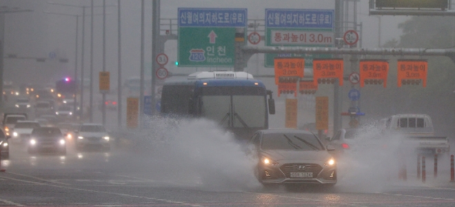 23일 집중호우로 경인로 일대 도로에 물고임이 심화되면서 주변을 지나는 차량들이 물보라를 일으키며 주행하고 있다. 사진=연합뉴스